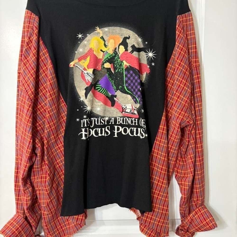 Hocus Pocus Sanderson Sisters Graphic Plaid Sleeve Mixed Media Top‎ Black Red L